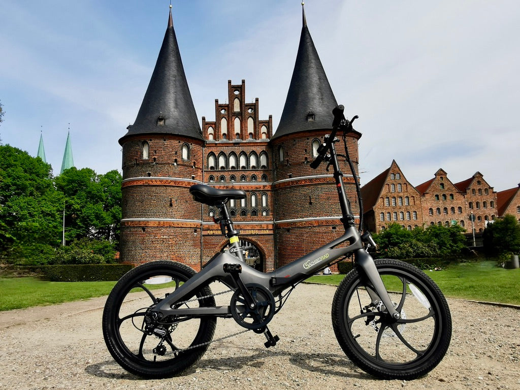 Das SachsenRAD E-Bike Faltrad F11 MagPuma ist ein Klapprad mit Designpreis, das aus hochstabilem Magnesium in einem Stück gegossen wurde. Das 20 Zoll Folding eBike