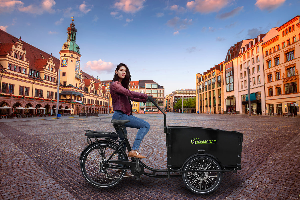 lastenfahrrad kaufen leipzig Richtig viel Platz im Lastenrad SachsenRAD T1 Grand Trunk. Mit 3-Punkt Sicherheitsgurten für Ihre Kinder, mit zusätzlicher Bremssperre gegen das Wegrollen beim Aus- und Einsteigen bzw. Ein- und Ausladen. Das E-Lastenrad besitzt Color:Black-Graphite Kids Troll Mitten | C: Bike_Rack-top Bags