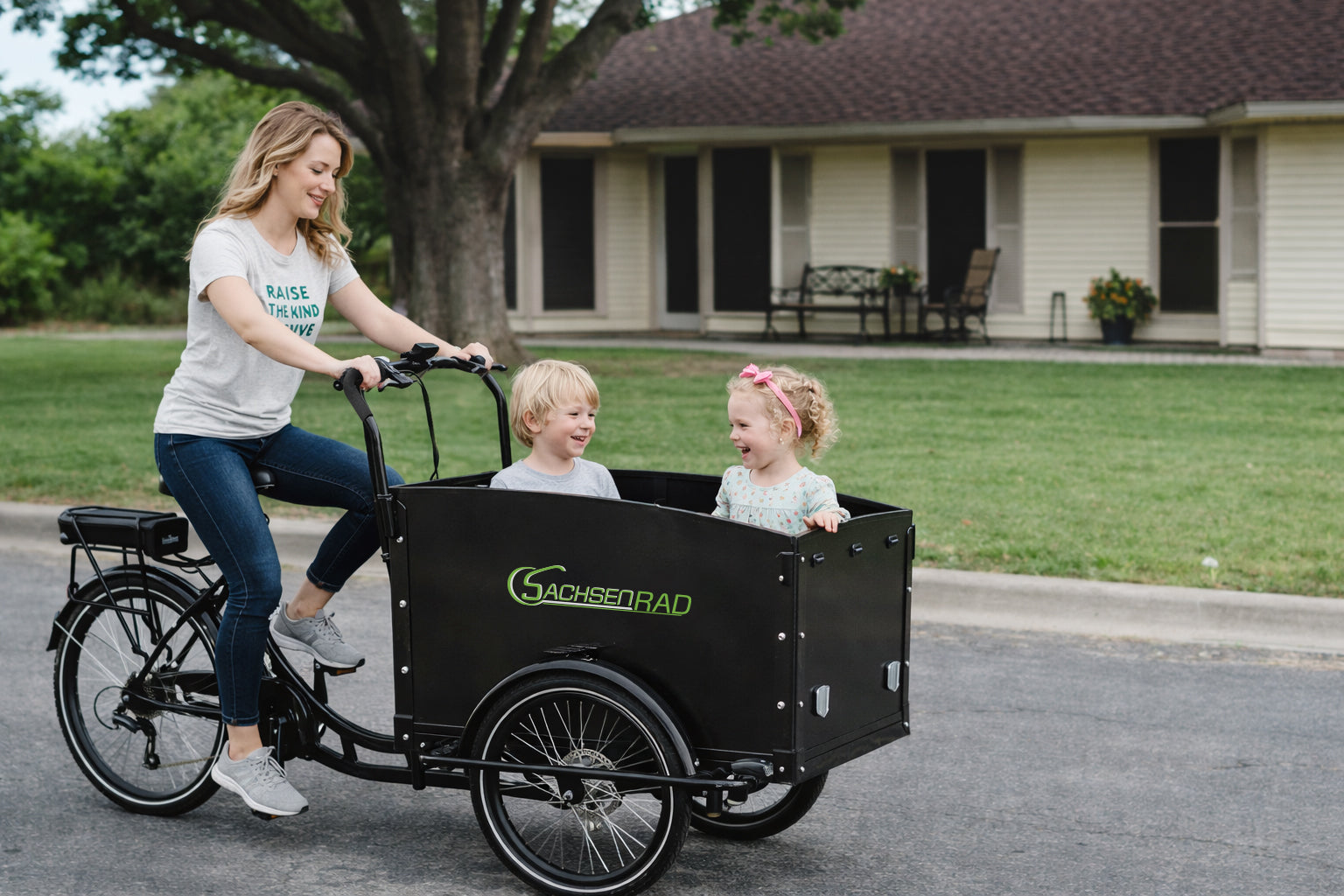 grüne lastenfahrrad Richtig viel Platz im Lastenrad SachsenRAD T1 Grand Trunk. Mit 3-Punkt Sicherheitsgurten für Ihre Kinder, mit zusätzlicher Bremssperre gegen das Wegrollen beim Aus- und Einsteigen bzw. Ein- und Ausladen. Das E-Lastenrad besitzt